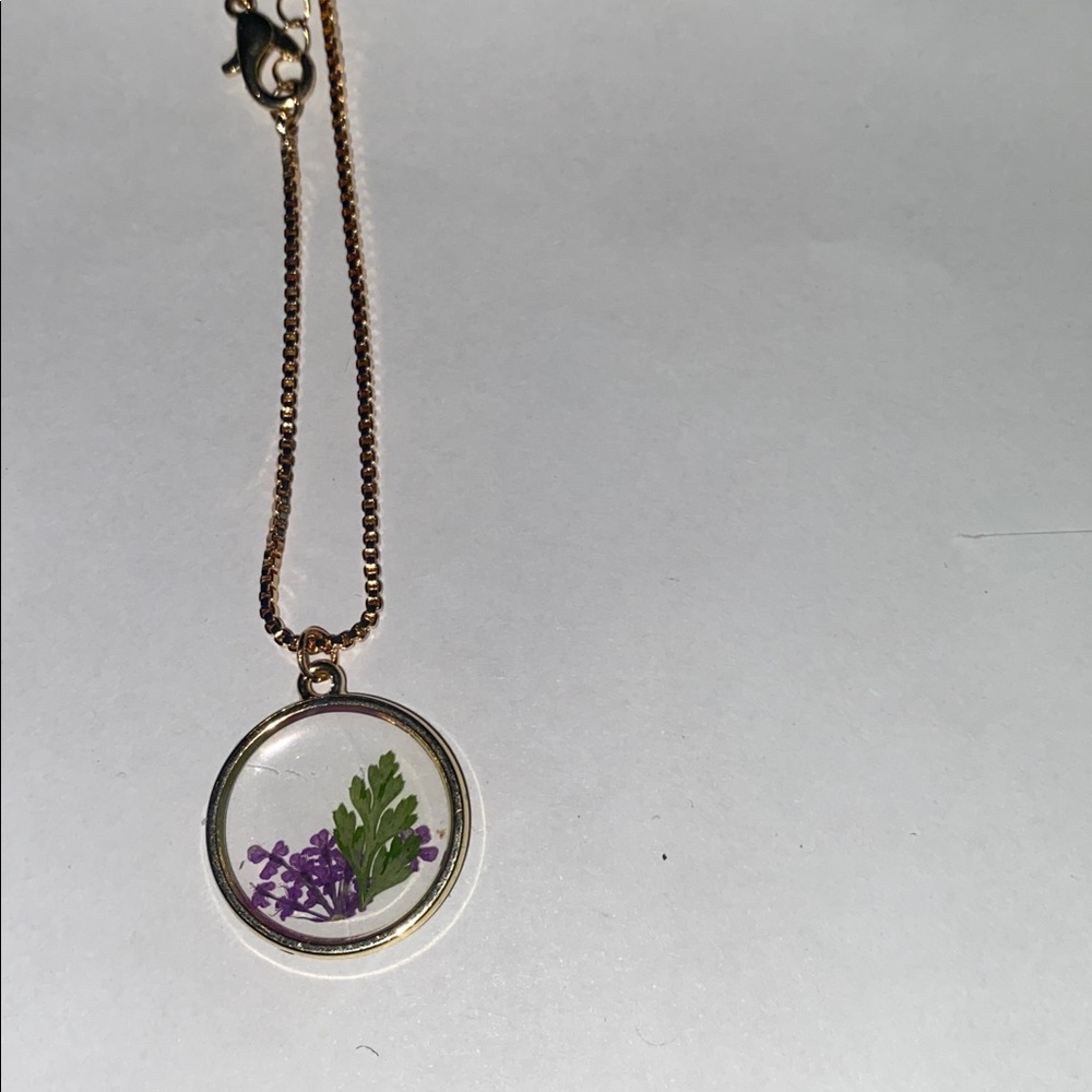 Goldtone Round pendant necklace w Pressed Flower in acrylic charm NWT 16-18in
